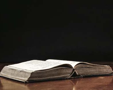 Remonter le temps dans les registres paroissiaux.
