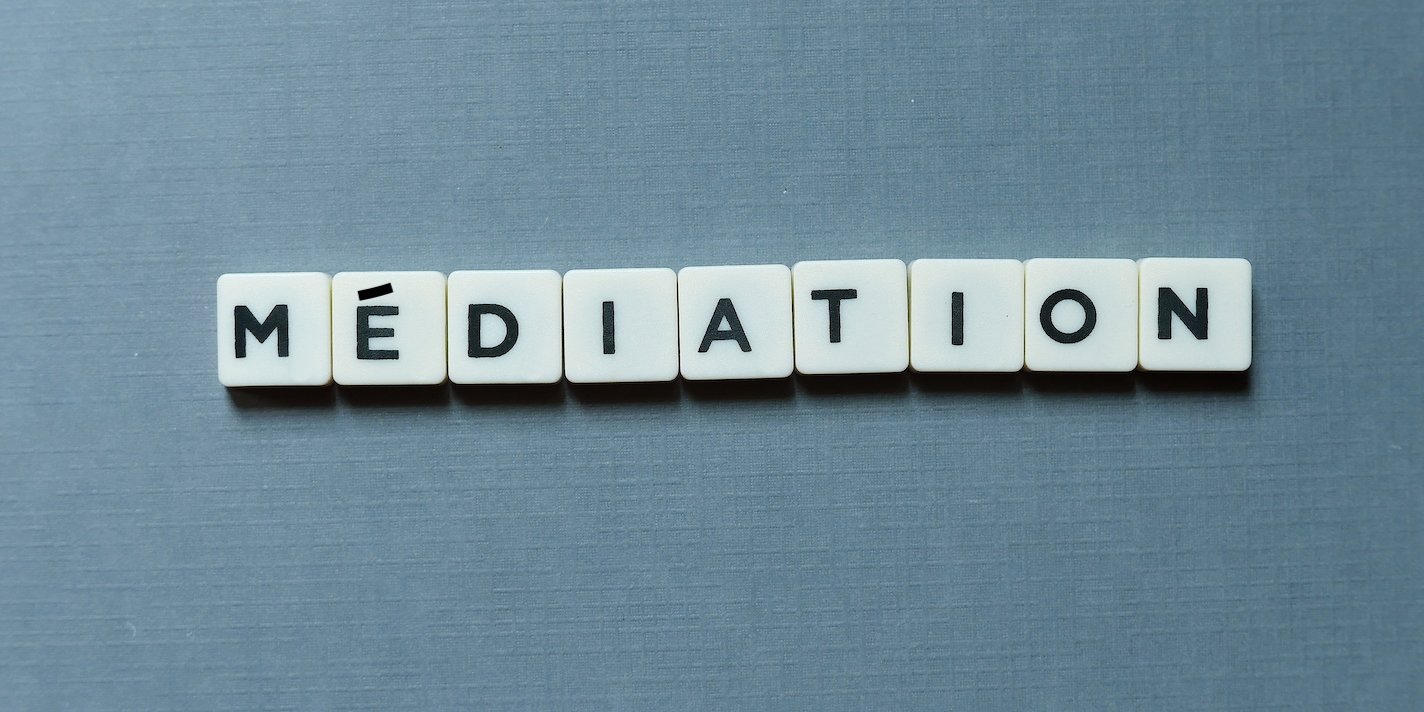 Les notaires et les commissaires de justice, membres du Conseil national de la médiation
