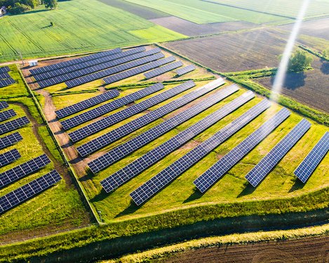 Panneaux photovoltaïques sur les terres agricoles : friches et agrivoltaïsme
