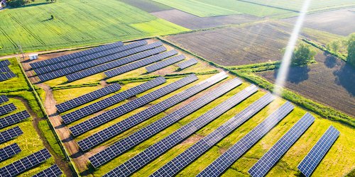 Panneaux photovoltaïques sur les terres agricoles : friches et agrivoltaïsme
