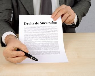 Hausse du plafond du prélèvement sur le compte du défunt pour le financement des obsèques et des dépenses urgentes liées à la succession
