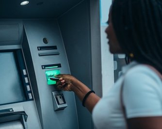 Hausse des frais bancaires en 2025 : les enseignements de la dernière enquête de la CLCV
